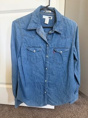 Levi's Denim Chambray Shirt in Dark Denim Women's - Size Large